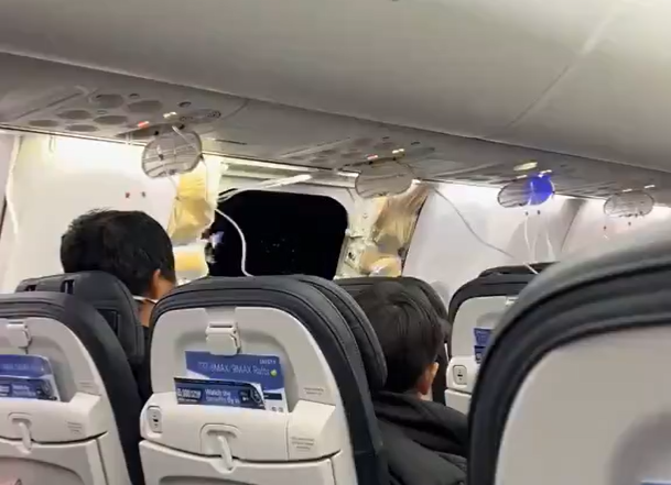 אימה בשחקים | חור ענק נפער בגוף המטוס; "הדבר הראשון שחשבתי: אני הולכת למות" 