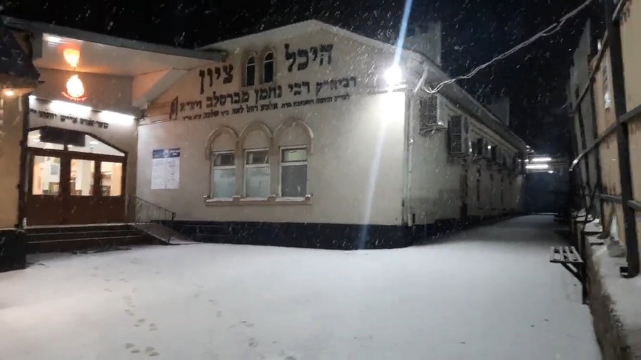 שלג בציון רבי נחמן מברסלב בעיר אומן, הערב
