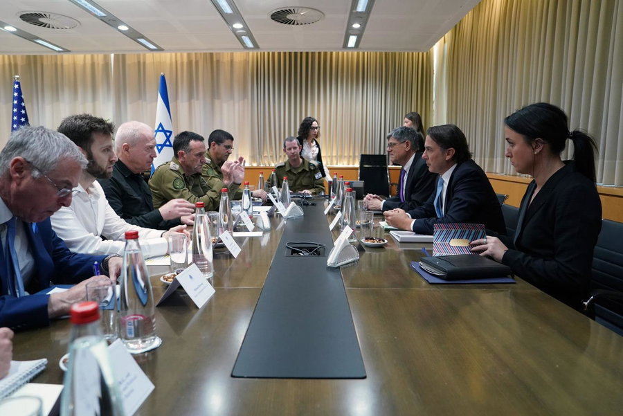 שר הביטחון עם הצוותים האמריקנים