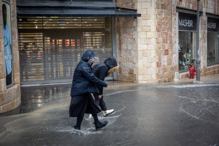 מזג האוויר: התקררות, מחר הגשם חוזר לצד סופות רעמים