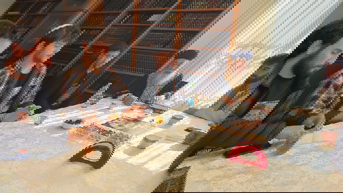 משפחות החטופים בביתו של הרב עמאר