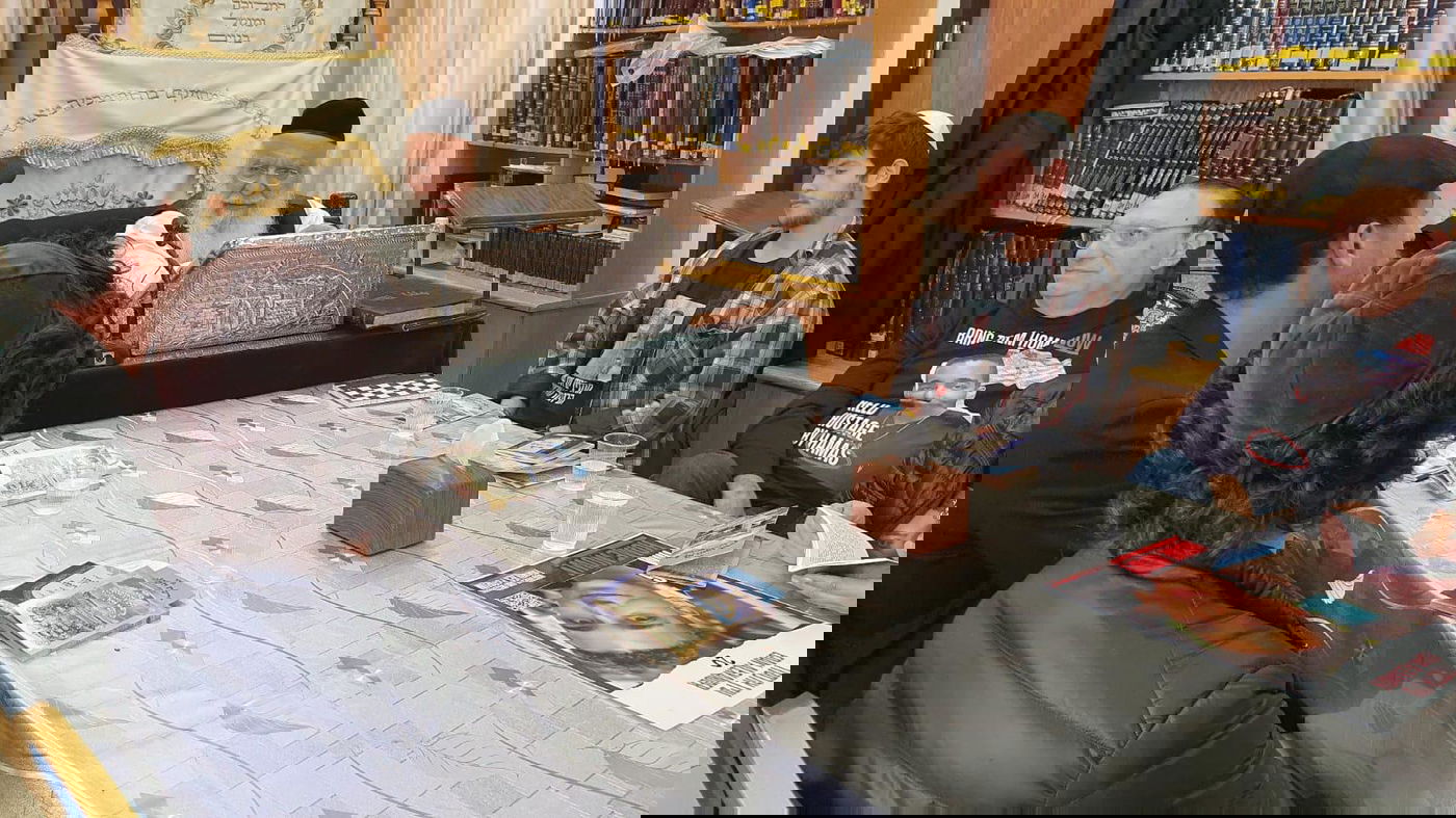 תיעוד מרגש: משפחות החטופים עלו לבתיהם של גדולי ישראל