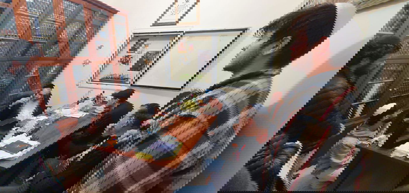 משפחות החטופים בפגישה עם הרב שלום ארוש