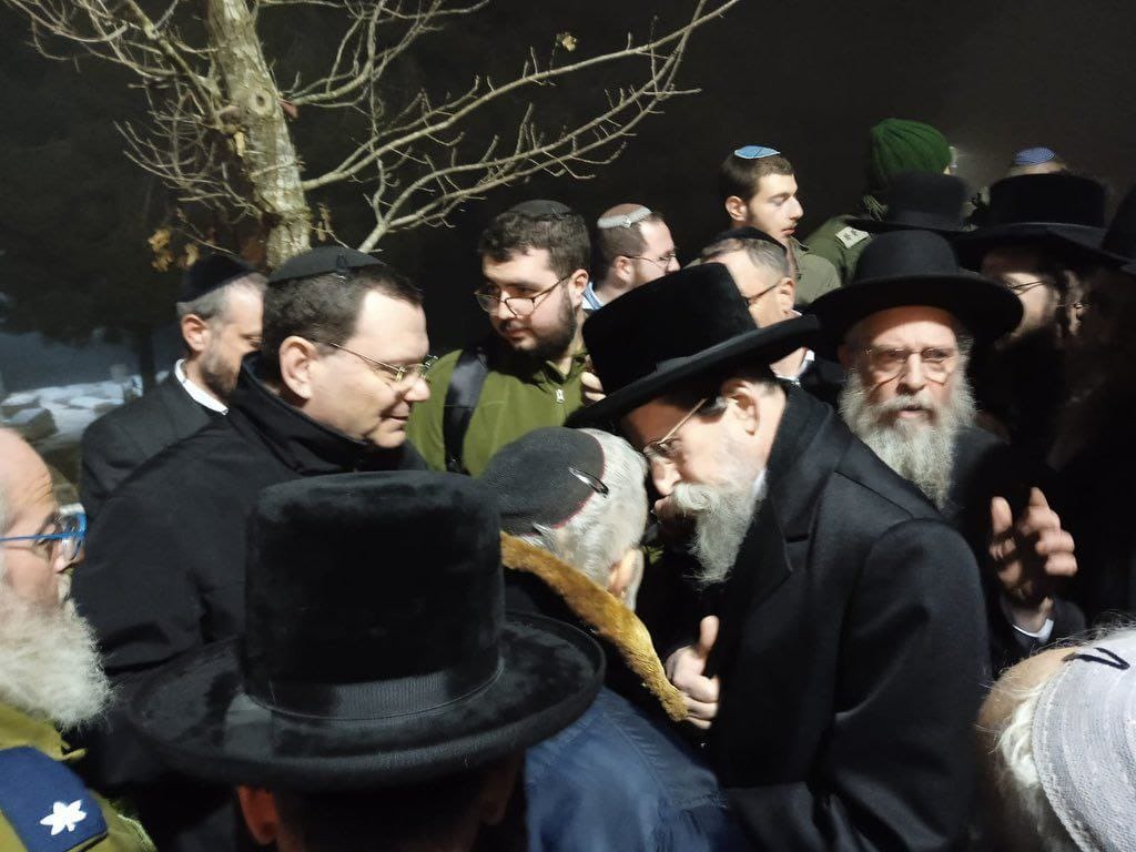 האדמו"ר מבאיאן בהלוויה של חלל צה"ל דוד שוורץ הי"ד מהיישוב אלעזר
