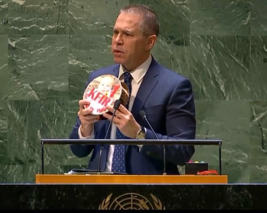 ארדן עם העוגה בבימת האו"ם