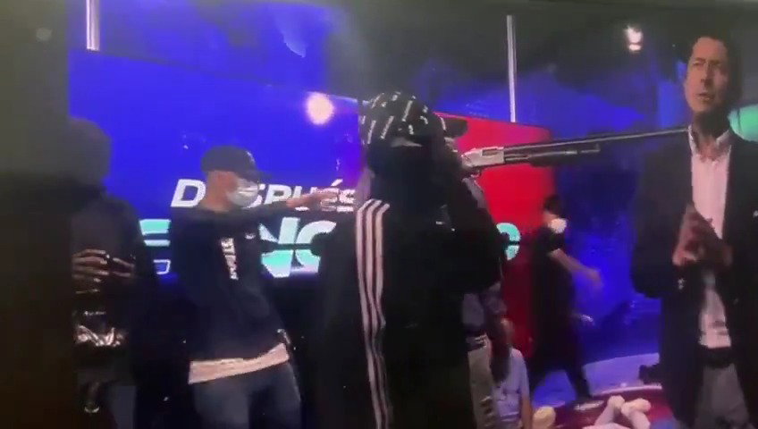 איזה אומץ. המגיש בשידור חי 