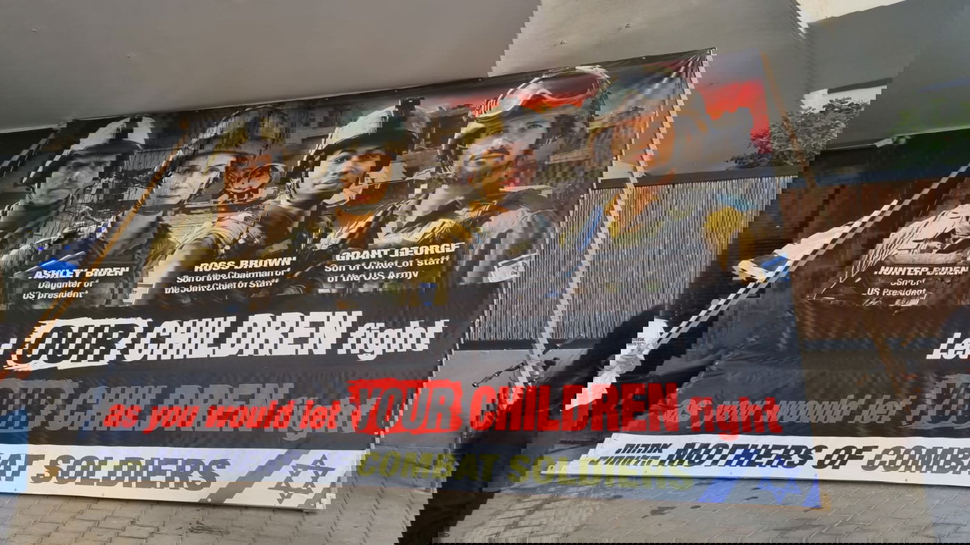 המיצג מול בית המלון