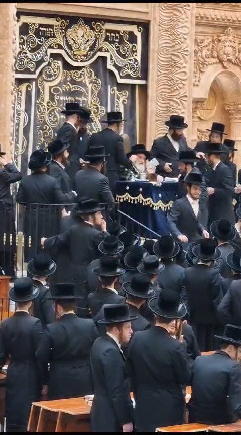 האדמו"ר מברך את החסידים בתום הכינוס