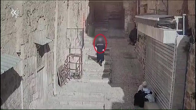 הנחת המכתב של החשודה סמוך לבית יהודים ומעצרה על ידי השוטרים