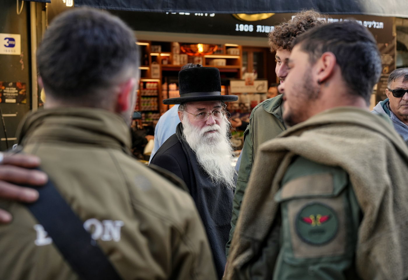 מפגש בין עולמות. החסיד והחיילים בשוק