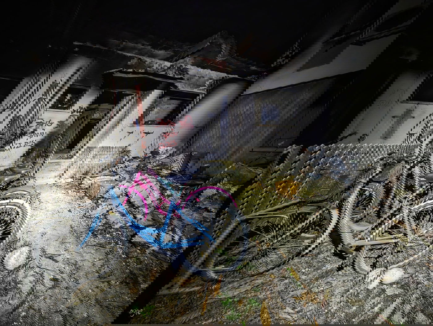 הרס לצד אופניים שנותרו שלימות.