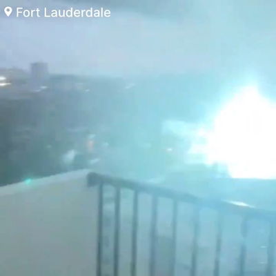 טורנדו עוצמתי נקלט בעין העדשה | ארבעה נהרגו בסופות בארה"ב