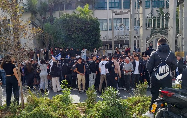 בעקבות סערת התפילין: תלמידים מפגינים בכניסה לגימנסיה