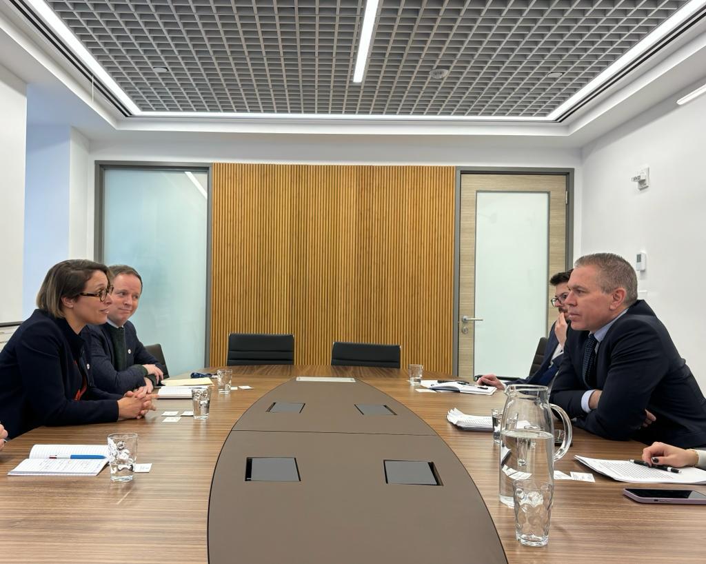 ארדן עם הצלב האדום