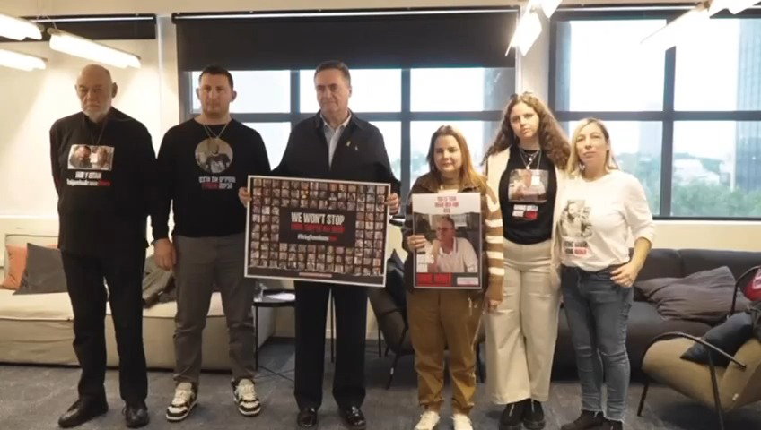 שר החוץ ישראל כ"ץ עם משפחות החטופים