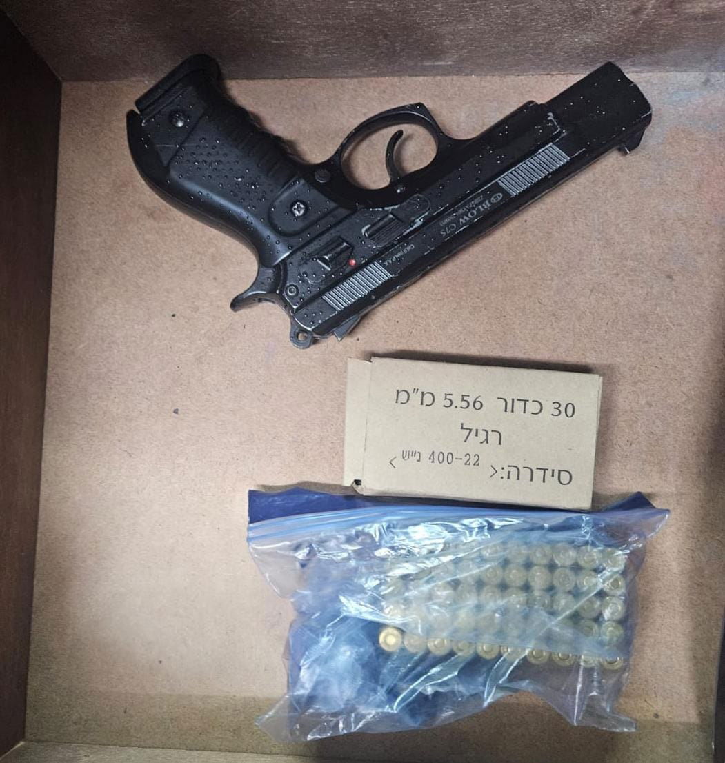 כלי נשק מוסלק במשאית המשמשת כפינת ישיבה בחצר בית