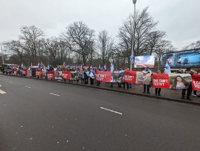 עשרות הפגינו והניפו את תמונות החטופים מול בית הדין בהאג