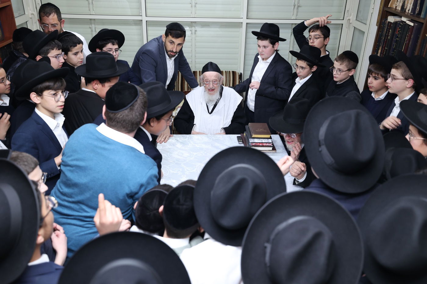 הנערים אומרים "אחינו" יחד עם ראש הישיבה