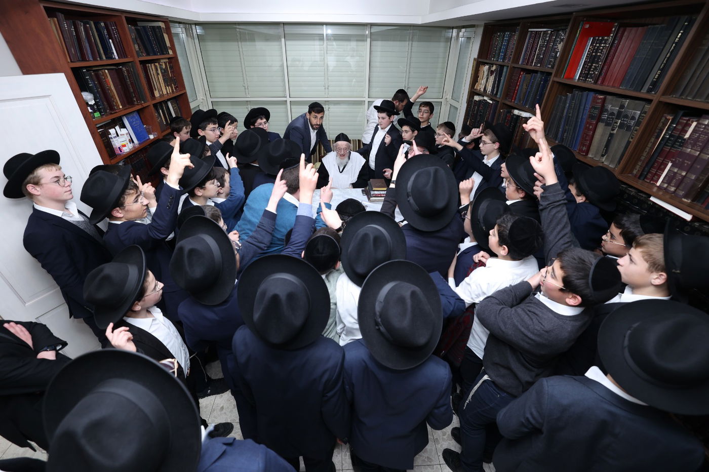 הנערים אומרים "אחינו" יחד עם ראש הישיבה