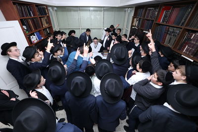 הנערים אומרים "אחינו" יחד עם ראש הישיבה