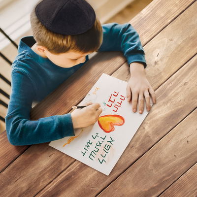 ילד כותב מכתב תודה לרופא האישי שלו