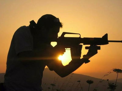 כיתות הכוננות עם מחסור בנשקים, תחמושת ווסטים קרמיים