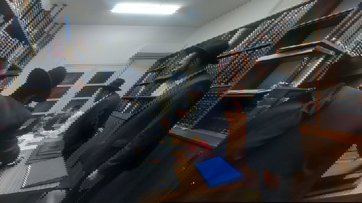 המתנדבים מתברכים אמש מהגר"ד לנדו