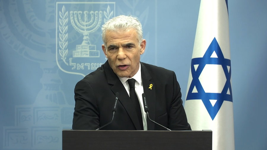 לפיד עונה לשאלות הכתבים