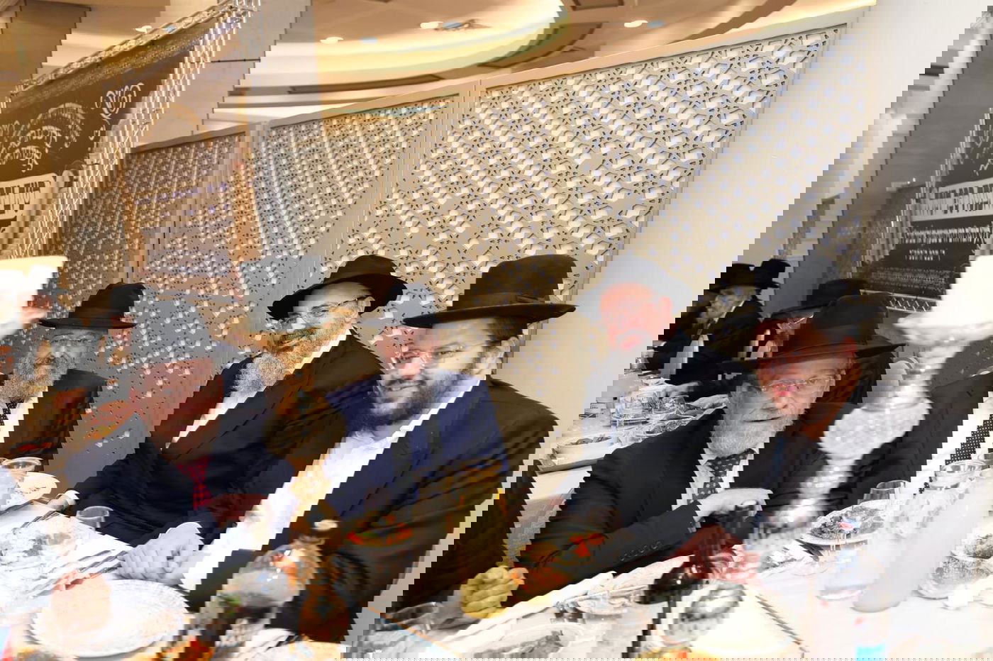 אריה ארליך, יוסי אליטוב, השר יואב בן צור ויצחק פינדרוס בסעודת מצווה