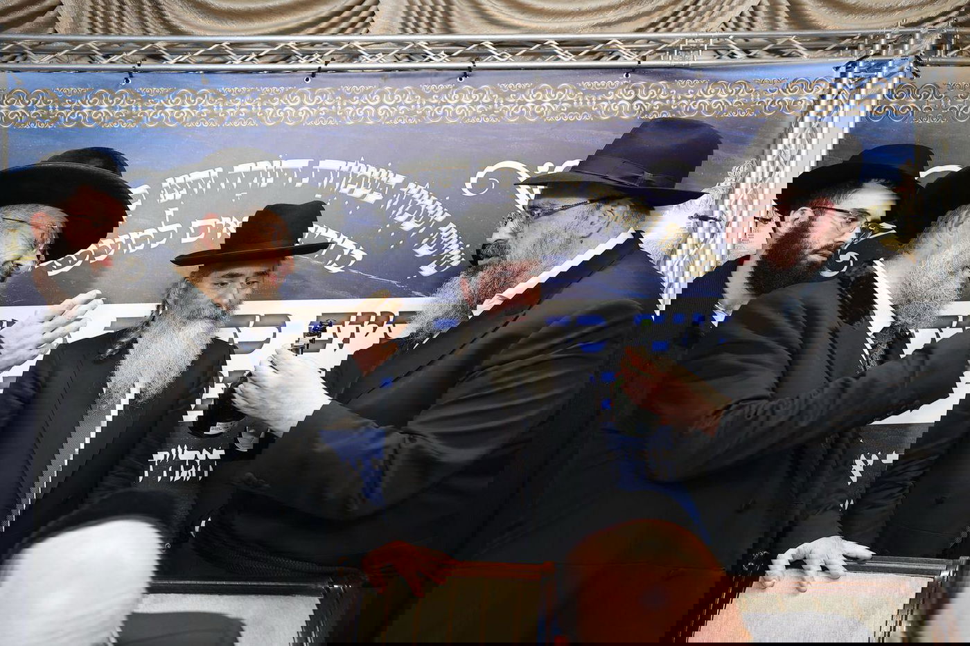 שנה להסתלקות הגר"ש אליטוב - ספר תורה הוכנס לזכרו ולעילוי נשמתו