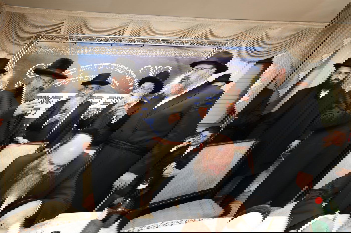 ראב״ד באר שבע הגר״י דרעי באמירת לחיים ביחד עם הרה״צ רבי אברהם מויאל מנין יורק, הגר״א אסולין רבה של הרצליה ויוסי אליטוב