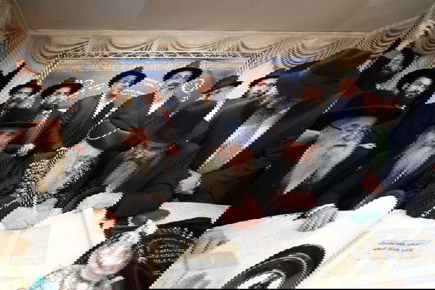 הראשל"צ הגאון רבי יצחק יוסף בכתיבת אותיות בספר התורה עם יוסי אליטוב