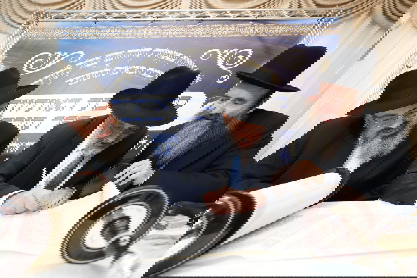 אריה דרעי בכתיבת אות בספר התורה. לצידו - יוסי אליטוב