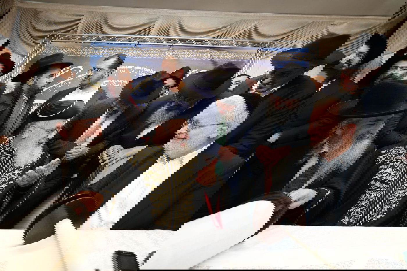  במרכז הראשון לציון, מימין מו״ל משפחה אלי פלאי