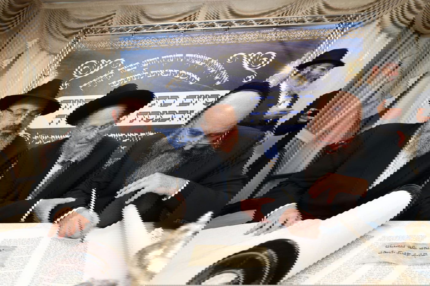 ראש עיריית בני ברק אברהם רובינשטיין בכתיבת אותיות בספר תורה עם יוסי אליטוב