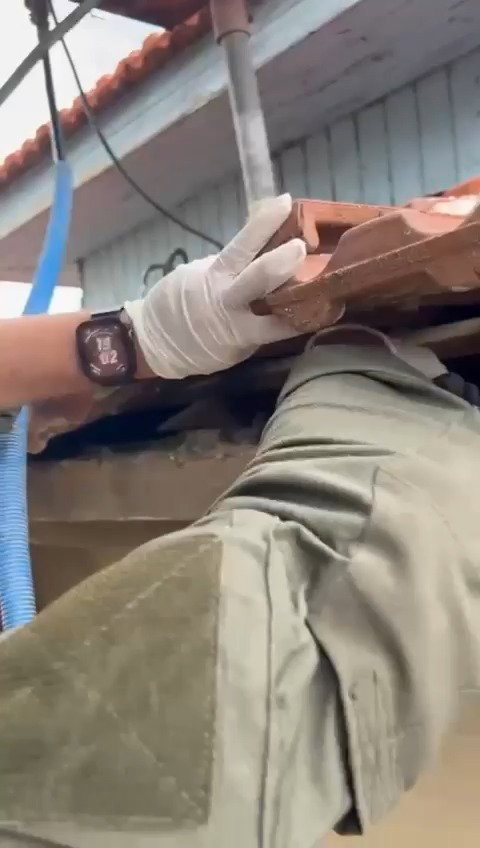 מציאת האקדח בגג הרעפים