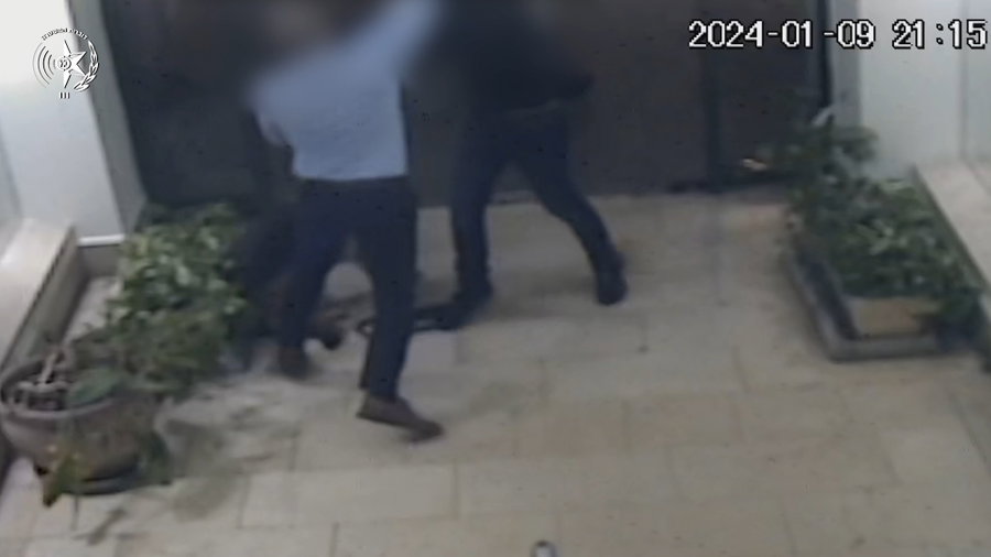 התקיפה בפתח הבניין
