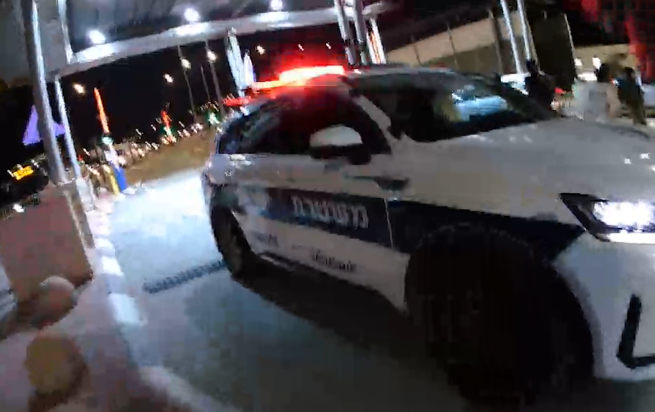 צרח "אללה אכבר" ותקף, ברח בנסיעה פרועה - ונורה למוות