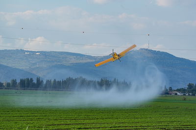 מטוס ריסוס בעמק החולה