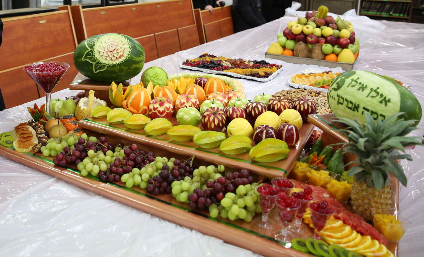 פֵּירוֹתֶיךָ מְתוּקִין | זמני הקודש והמנהגים של עריכת שולחנות ט"ו בשבט בחצרות האדמו"רים