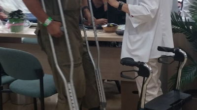 חייל עם קביים