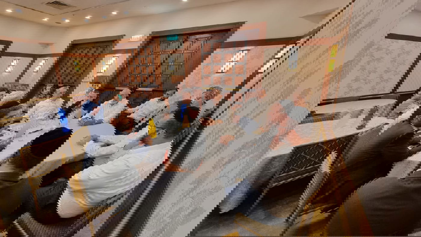 "דאגו למענה מידי להכל" | השר מלכיאלי עם הנהלת חברה קדישא של שדרות, בבית המלון אליו פונו