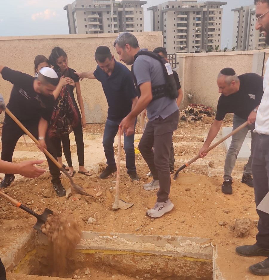 ראש העיר מסייע בחפירת הקברים