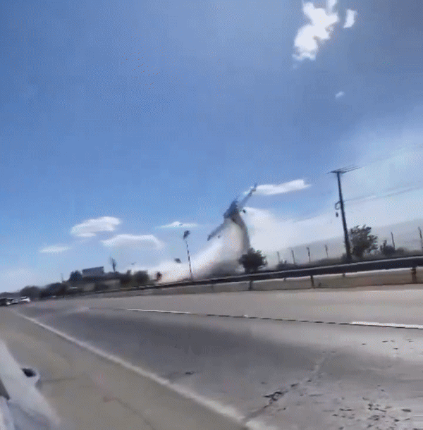 הטרגדיה נקלטה במצלמה: מטוס כיבוי נתקל בכבל חשמל ועלה באש; הטייס נהרג במקום