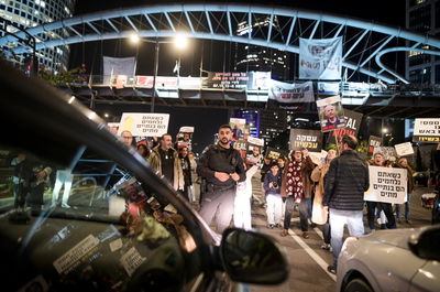 נעצרו 7 מפגינים שחסמו את איילון | שלוש רקטות התפוצצו ברמת הגולן | עדכונים שוטפים 