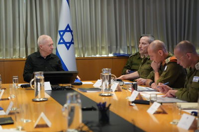 שר הביטחון בישיבה, היום