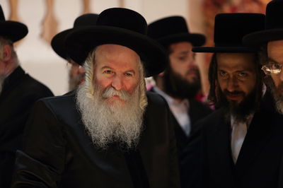 האדמו"ר מבאבוב סיפר לבחורים על מנהג חלוקת הקוגל בטיש