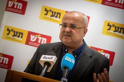 אחמד טיבי מגיב לזמר הישראלי: "הזוי, מעודד פשעי מלחמה"