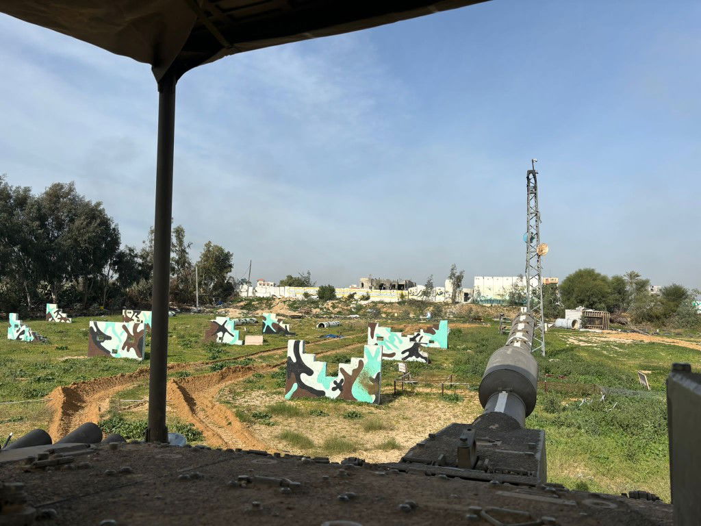 במחנה האימונים של חמאס: הלוחמים מצאו דגם טנק ישראלי