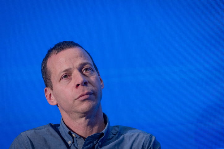 'הארץ' תוקף את עמית סגל - שהחליט להגיב להם בחריפות
